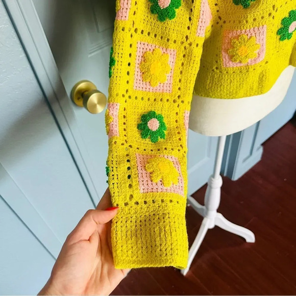 New Shop Talulah Crochet Knit Cropped Daisy Sweater - Picture 5 of 10